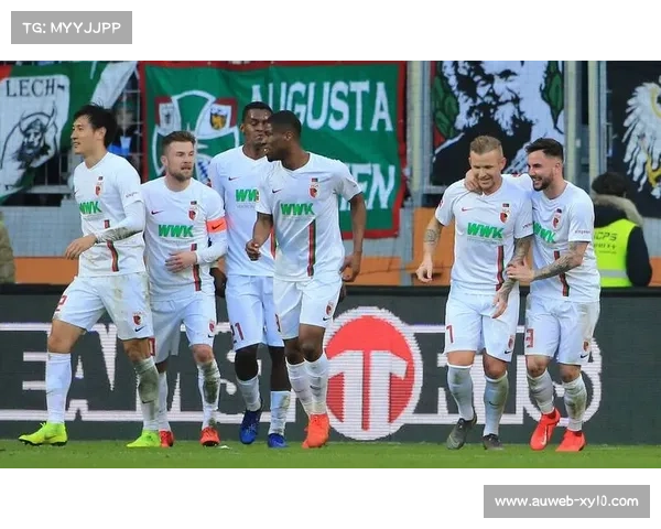 斯图加特球迷雨中高歌助威，奔驰竞技场气氛热烈